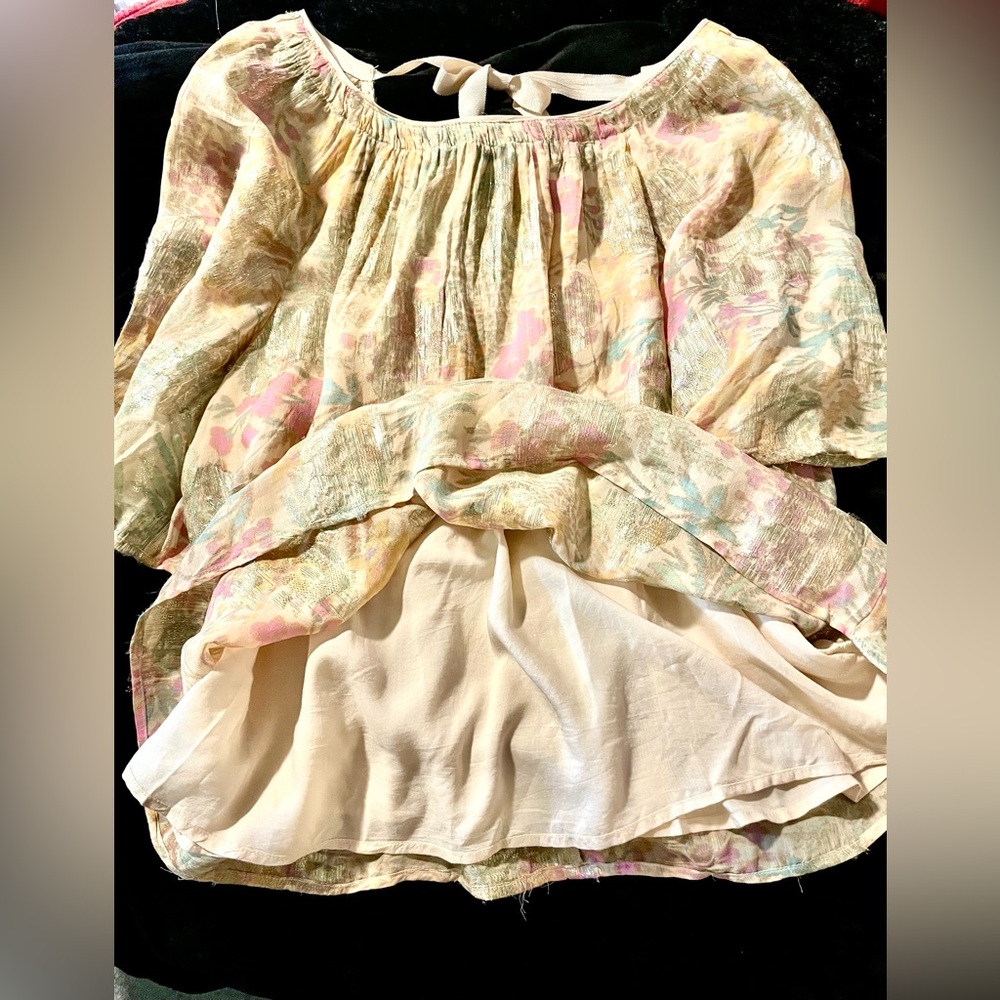 LOFT Shimmer Floral Pastel Top
SIZE MEDIUM **LIKE NEW** - Picture 12 of 16